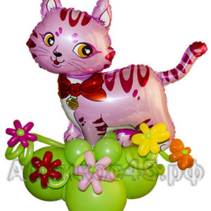 Кошечка на полянке