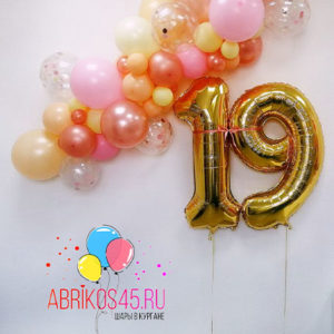 Композиция из шаров с цифрой 19